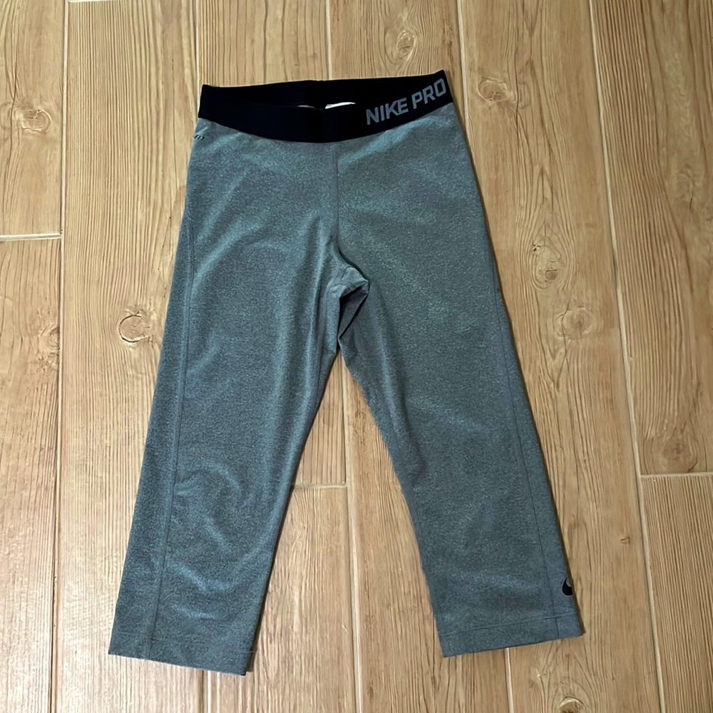 Nike Pro Women’s Dri-Fit Cropped Legging